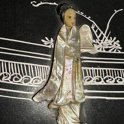 VINTAGE ASIAN BLACK LACQUER AND BRASS JEWELRY BOX WITH MOTHER OF PEARL GEISHA GIRLS