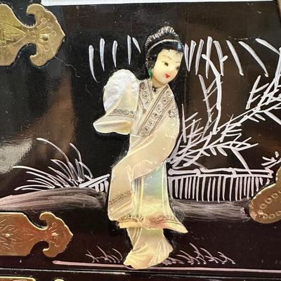 VINTAGE ASIAN BLACK LACQUER AND BRASS JEWELRY BOX WITH MOTHER OF PEARL GEISHA GIRLS