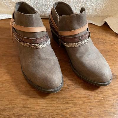 Lot 220 Fancy 1/2 boots