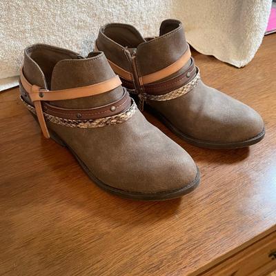 Lot 220 Fancy 1/2 boots