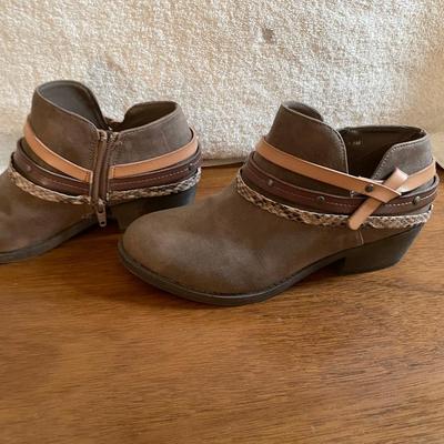 Lot 220 Fancy 1/2 boots