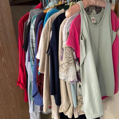 Lot 225 Large lot of women's clothes