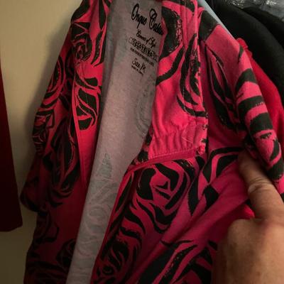 Lot 225 Large lot of women's clothes