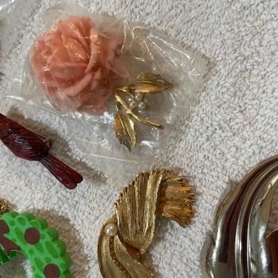 Lot 247 Brooches Lot