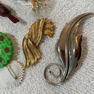 Lot 247 Brooches Lot
