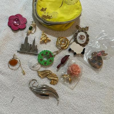 Lot 247 Brooches Lot
