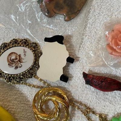 Lot 247 Brooches Lot