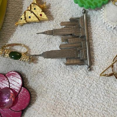 Lot 247 Brooches Lot