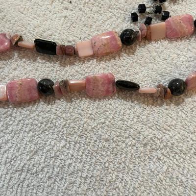 Lot 255 Lot of necklaces #2