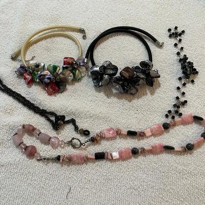 Lot 255 Lot of necklaces #2