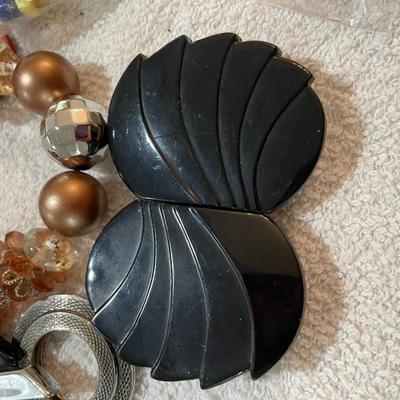 Lot 258 Necklaces #5