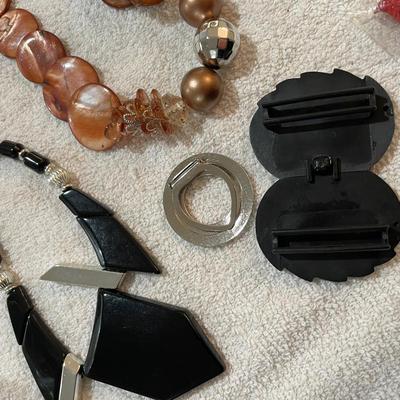 Lot 258 Necklaces #5
