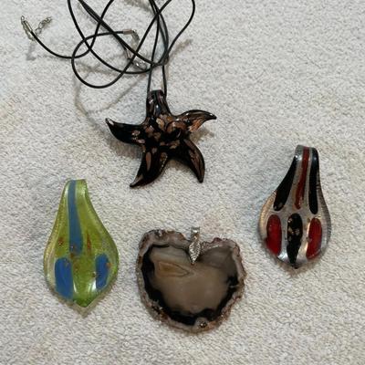 Lot 260 Lot of Pendants