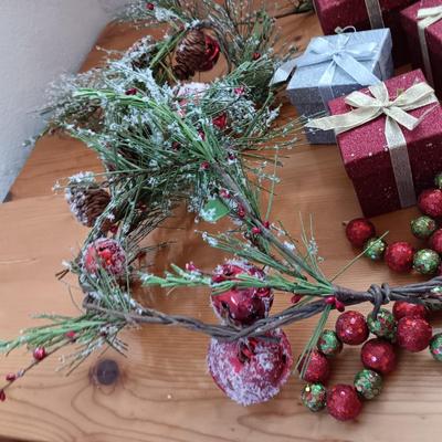 GIFTS AND GARLAND CHRISTMAS DECORATIONS