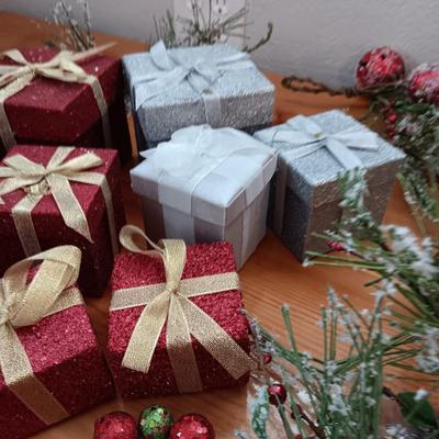 GIFTS AND GARLAND CHRISTMAS DECORATIONS