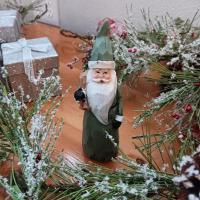 GIFTS AND GARLAND CHRISTMAS DECORATIONS