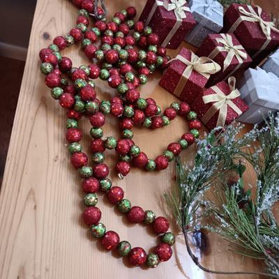 GIFTS AND GARLAND CHRISTMAS DECORATIONS