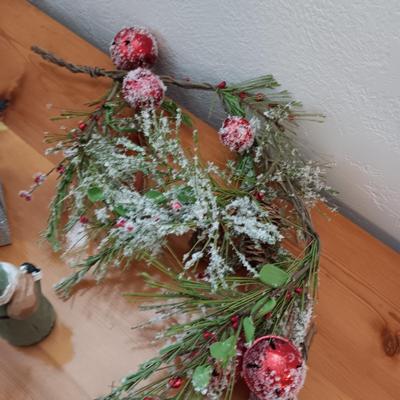GIFTS AND GARLAND CHRISTMAS DECORATIONS