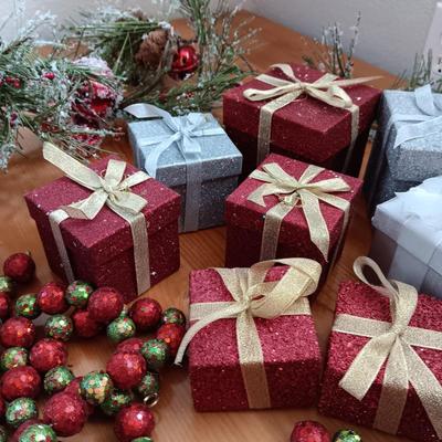 GIFTS AND GARLAND CHRISTMAS DECORATIONS
