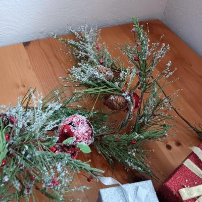 GIFTS AND GARLAND CHRISTMAS DECORATIONS