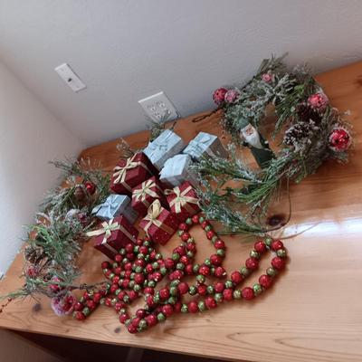 GIFTS AND GARLAND CHRISTMAS DECORATIONS