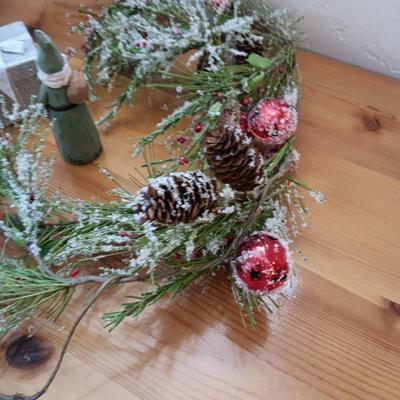 GIFTS AND GARLAND CHRISTMAS DECORATIONS