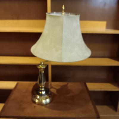 A SIMPLE SIDE TABLE, MAGAZINE RACK AND BRASS BASE LAMP WITH SWING ARM