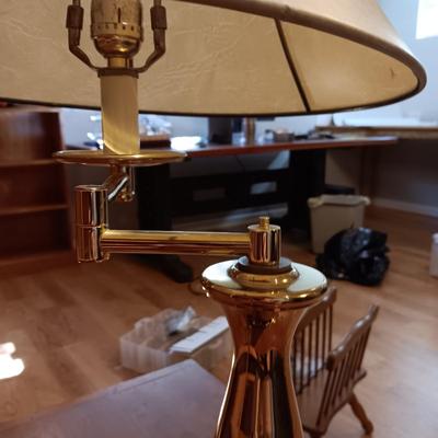 A SIMPLE SIDE TABLE, MAGAZINE RACK AND BRASS BASE LAMP WITH SWING ARM