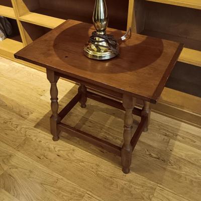A SIMPLE SIDE TABLE, MAGAZINE RACK AND BRASS BASE LAMP WITH SWING ARM