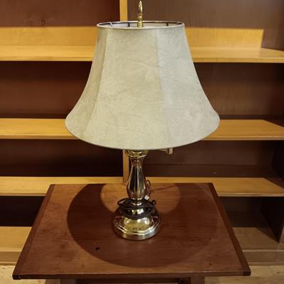 A SIMPLE SIDE TABLE, MAGAZINE RACK AND BRASS BASE LAMP WITH SWING ARM