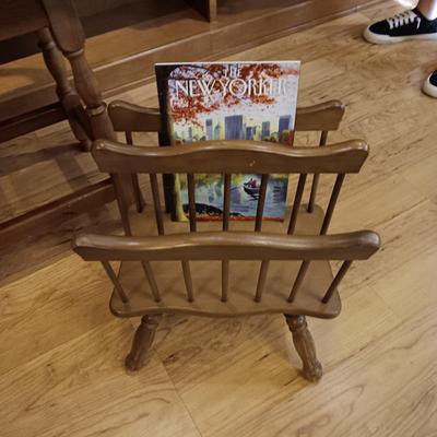 A SIMPLE SIDE TABLE, MAGAZINE RACK AND BRASS BASE LAMP WITH SWING ARM
