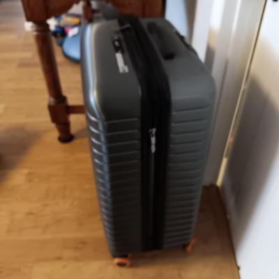 LONDON FOG CARRY ON AND NEW DELSEY 4 WHEEL SUITCASE WITH COMBINATION LOCK