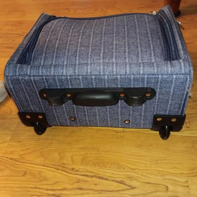 LONDON FOG CARRY ON AND NEW DELSEY 4 WHEEL SUITCASE WITH COMBINATION LOCK