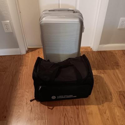 KENNETH COLE CARRY ON SUITCASE WITH COMBINATION & 4 WHEELS PLUS A DUFFLE BAG