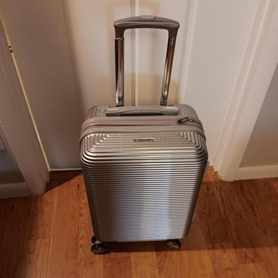 KENNETH COLE CARRY ON SUITCASE WITH COMBINATION & 4 WHEELS PLUS A DUFFLE BAG