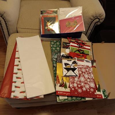 NICEE INDIVIDUAL CHRISTMAS CARDS, HALLMARK GIFT BAGS AND TISSUE PAPER