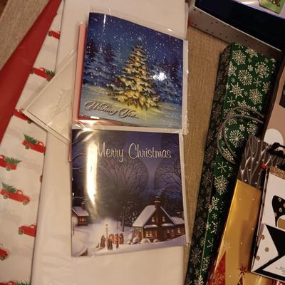 NICEE INDIVIDUAL CHRISTMAS CARDS, HALLMARK GIFT BAGS AND TISSUE PAPER