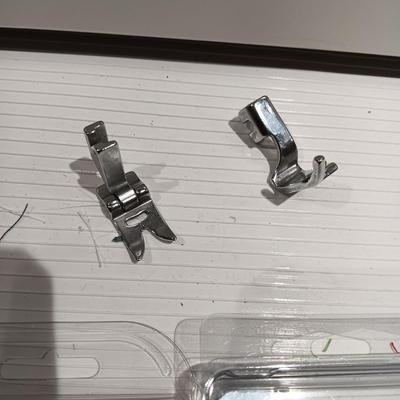 PFAFF SELECT IDT SEWING MACHINE WITH ATTACHMENTS AND MANUAL