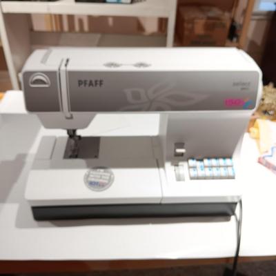 PFAFF SELECT IDT SEWING MACHINE WITH ATTACHMENTS AND MANUAL