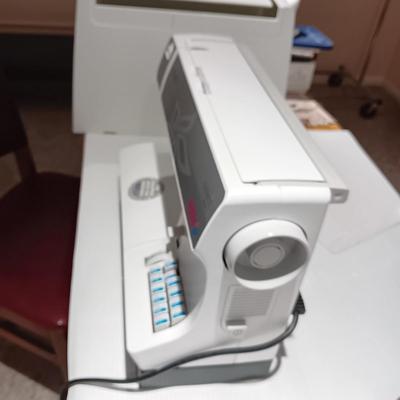 PFAFF SELECT IDT SEWING MACHINE WITH ATTACHMENTS AND MANUAL