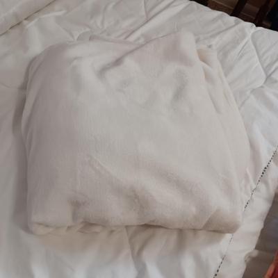 FULL SIZE IKEA 365+ MYSA COMFORTER, SUPER SOFT THROW BLANKET AND 2 DOWN PILLOWS