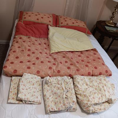 FULL SIZE COMFORTER, SHEET SET, PILLOWS W/SHAMS AND BED SKIRT