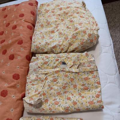 FULL SIZE COMFORTER, SHEET SET, PILLOWS W/SHAMS AND BED SKIRT
