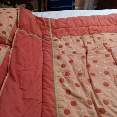 FULL SIZE COMFORTER, SHEET SET, PILLOWS W/SHAMS AND BED SKIRT
