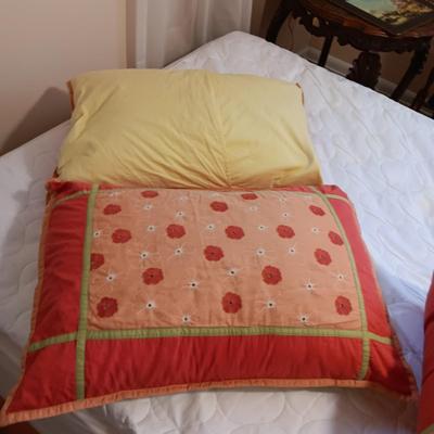 FULL SIZE COMFORTER, SHEET SET, PILLOWS W/SHAMS AND BED SKIRT