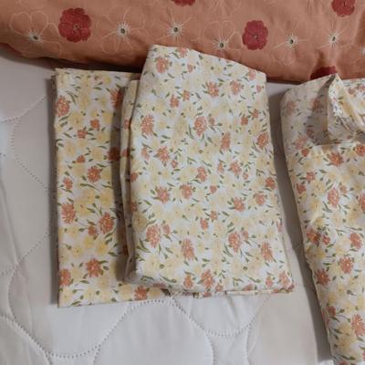 FULL SIZE COMFORTER, SHEET SET, PILLOWS W/SHAMS AND BED SKIRT