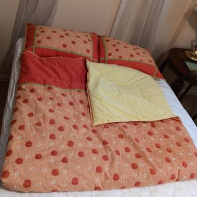 FULL SIZE COMFORTER, SHEET SET, PILLOWS W/SHAMS AND BED SKIRT