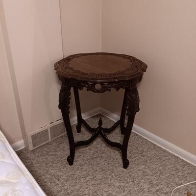 BEAUTIFULLY DETAILED SIDE TABLE