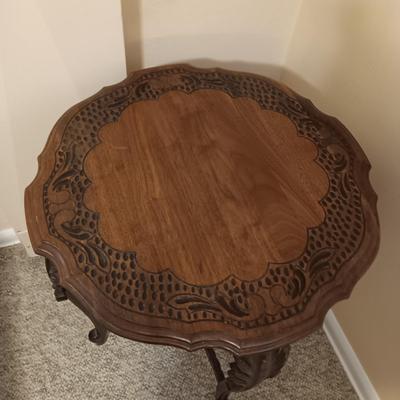 BEAUTIFULLY DETAILED SIDE TABLE