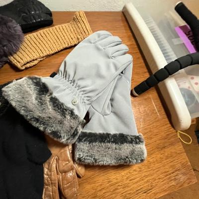 Lot 302 Women's winter supplies